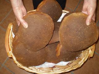 Il Pane Nero di Castelvetrano, è ottenuto con materie prime di origine locale, una miscela di semola rimacinata integrale di grano duro e dalla semola di una particolare varietà di grano macinata a pietra, la timilia o tumminia, ed è proprio quest’ultima a conferire il tipico colore nero al pane. L’impasto è realizzato con semola, lievito naturale (biga, impasto acidificato residuo del giorno prima), sale ed acqua (circa il 50% rispetto alla semola); al termine dell’impasto segue un periodo di riposo di circa un’ora, la spezzatura e formatura manuale ed un ulteriore fase di lievitazione di altri 60 minuti. Le forme di pane nero sono cotte esclusivamente in forni a legna con pareti di pietra, alimentati con legna di albero di ulivo nocellara, il tutto per un’ora circa. Curiosità: La tumminia è una varietà di grano duro a ciclo breve, anche detto grano marzuolo. Veniva seminata o come ringrano o quando le annate piovose non consentivano la semina nel periodo autunnale.