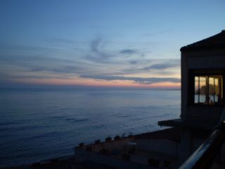 Un magico tramonto di Selinunte con uno Scorcio dell'Acropoli visto dalla sala del Déjà Vu che si affaccia direttamente sul mare.