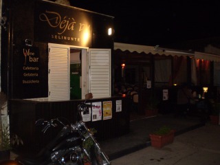 The evening after the aperitifs, the cafeteria becomes the Déjà Vu Pub