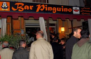 Ingresso con l'insegna del Bar Pinguino Mare allo scaro di bruca di Marinella di Selinunte