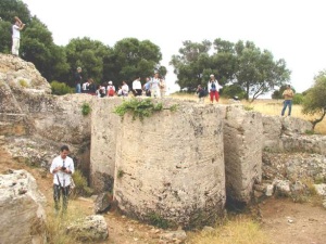 Photos of a painting that depicts the extractions rocchi columns of selinunte from Cusa