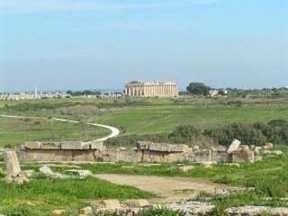 Le rovine del Tempio di Zeus, il più grande tempio greco dell'antichità classica, affiancato dal Tempio E (parzialmente ricostruito) sulla collina Orientale