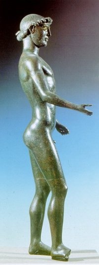 Dettaglio della statua in bronzo dell'Efebo, dove si notano le parti mancanti del piede destro