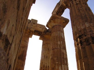 Inside the columns of the Temple And Selinunte, where the elements stand out strongly Doric with the typical scalanature