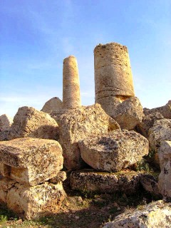 La colonnna del fuso della Vecchia con resti del Tempio G dedicato a Giove, uno dei templi più grandi dell'antichità classica