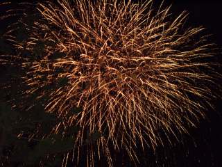 Uno scoppio di colore rosso vivace nella prima sera della gara dei Giochi d'Artificio.