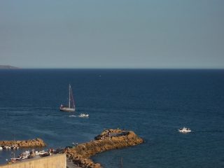 All'alba i pescherecci dei marinai selinuntini, rientrano al porto col pesce fresco dopo una notte di pesca