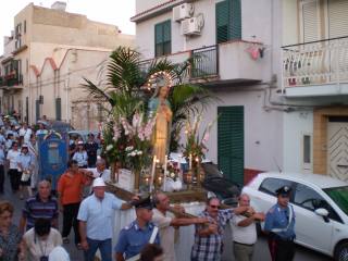 La Madonna viene trasportata per le vie di Selinunte, con la banda dietro che suona a festa, per giungere infine nella Piazza Scalo di Bruca dove viene processata la Santa Messa, infine la Madonna viene imbarcata per fare il giro a mare di tutte le località limitrofe, al suo rientro verso mezzanotte inizia la festa con i giochi pirotecnici.