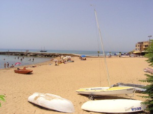 La Spiaggia dello Scalo di Bruca al Porto turistico è molto frequentata per la sua ubicazione al centro di Marinella di Selinunte nella piazza (detto allo Scaro).