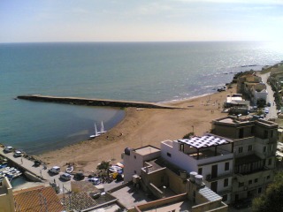 Vista dall'alto del porto turistico e della spiaggia dello Scaro a Marinella di Selinunte