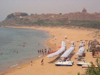 La spiaggia del Lido Zabbara sovrastata dall'Acropoli di Selinunte